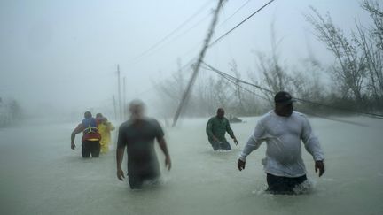 A Freeport, des volontaires&nbsp;viennent prêter main forte au secours, le 3 septembre 2019, dont le travail est rendu difficile par la montée des eaux.&nbsp; (RAMON ESPINOSA / AP / SIPA)