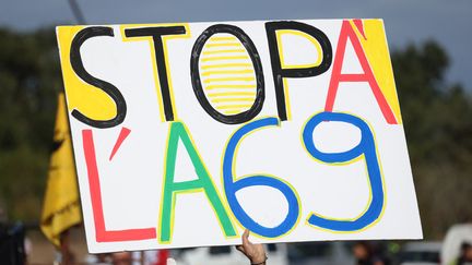 A sign with the inscription "Stop at the A69", October 21, 2023. Illustrative photo.  (CHARLY TRIBALLEAU / AFP)