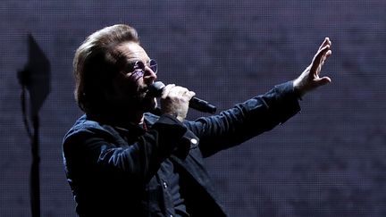 Bono sur scène avec U2 durant le "Joshua Tour 2019" au Gocheok Sky Dome de Séoul (Corée du Sud), le 8 décembre 2019. (HAN MYUNG-GU / WIREIMAGE / GETTY)