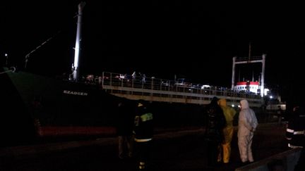 &nbsp; (Le cargo est finalement arrivé dans le port de Corigliano Calabro peu avant minuit. © Jérôme Jadot / Radio France)