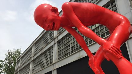 No Big Deal, la sculpture de l'artiste chinois Chen Wenling accueille les visiteurs de la 13e foire d'art contemporain de Pékin. (DOMINIQUE ANDRÉ / RADIO FRANCE)