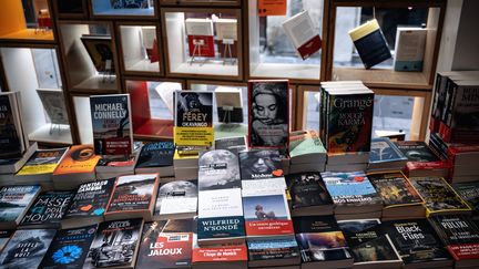 La rentrée littéraire s'affiche dans la vitrine d'un libraire de Perpignan, le 8 septembre 2023 (ARNAUD LE VU / HANS LUCAS)