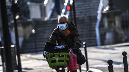 "Même s'il y avait 10 ou 20% des gens qui utilisent le métro, qui&nbsp;se mettaient au vélo tous les jours, ce serait une révolution.", affirme Olivier Blond qui espère une prise de conscience&nbsp;écologique avec le coronavirus. (CHRISTOPHE ARCHAMBAULT / AFP)