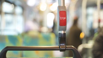 Selon le jeune homme qui a port&eacute; plainte, plusieurs chauffeurs de la RATP refusent de laisser monter les Roms. (MILENAP / AFP)