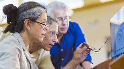 Une faible majorit&eacute; de salari&eacute;s fran&ccedil;ais de plus de 55 ans&nbsp;se d&eacute;clare encore motiv&eacute; dans sa vie professionnelle, selon un sondage publi&eacute; lundi 28 septembre 2015. (MARC ROMANELLI / BLEND IMAGES / GETTY IMAGES)