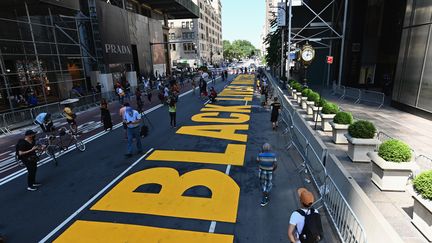 Le slogan "Black Lives Matter" ("Les vies noires comptent"), peint devant la tour Trump sur la 5e avenue à New York, le 9 juillet 2020.&nbsp; (ANGELA WEISS / AFP)