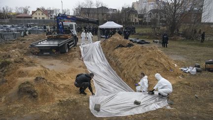 Une fosse commune à Boutcha, près de Kiev (Ukraine), le 8 avril 2022.&nbsp; (MAXYM MARUSENKO / NURPHOTO / AFP)