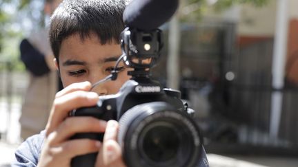 Moustafa, 11 ans, jeune Syrien réfugié dans un camp à Beyrouth au Liban, apprend le cinéma. (JOSEPH EID / AFP)