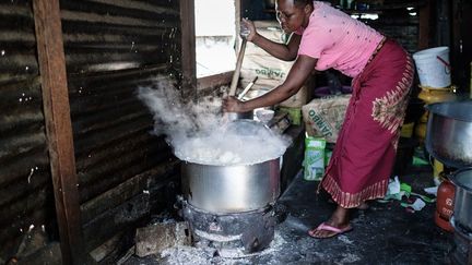 Un bout de bidonville transplanté sur un îlot. Miningo bruisse de rumeurs. On parle d’arrestations sommaires, d’hommes en armes, de disparition de pêcheurs. La tension monte entre kenyans et ougandais.
 (YASUYOSHI CHIBA / AFP)