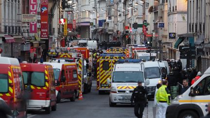 Forces de l'ordre et services de secours occupent la rue de la République, à Saint-Denis, le 18 novembre 2015. (MUSTAFA YALCIN / ANADOLU AGENCY / AFP)