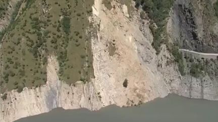 Le lac du Chambon, dans l'Is&egrave;re, apr&egrave;s l'effondrement d'un pan de montagne, le 27 juillet 2015. (JEAN-PIERRE RIVET / FRANCE 3 ALPES)