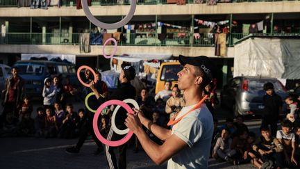 Une troupe de cirque en représentation, à Rafah, dans le sud de la bande de Gaza, le 23 novembre 2023. (MAHMUD HAMS / AFP)