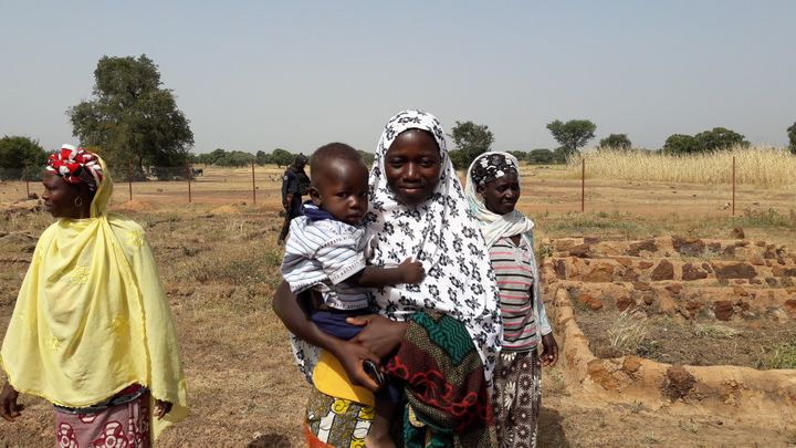 Dans un village au nord du Burkina Faso, près de Gourcy, ces femmes produisent du compost, pour anticiper le changement climatique. (CELIA QUILLERET / RADIO FRANCE)