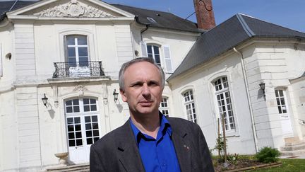 Le maire FN de Villers-Cotter&ecirc;ts (Aisne), Franck Briffaut, le 1er avril 2014, devant sa mairie. (FRANCOIS NASCIMBENI / AFP)