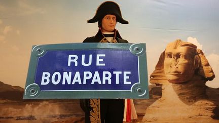 Montage montrant la plaque de rue parisienne célébrant Bonaparte, devenu notamment célèbre après sa conquête de l'Egypte. Une des premières opérations coloniales françaises. ( Montage DR et Alexander Pohl / NurPhoto)