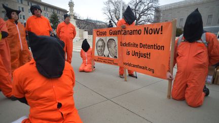 Des manifestants r&eacute;clament la fermeture de la prison de Guantanamo devant la Cour supr&ecirc;me am&eacute;ricaine &agrave; Washington (Etats-Unis), le 11 janvier 2013. (MANDEL NGAN / AFP)