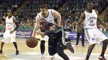 A l'image d'Amara Sy, qui perd ici un ballon, l'ASVEL n'a pas tenu tête à Limoges (JOEL PHILIPPON / MAXPPP)