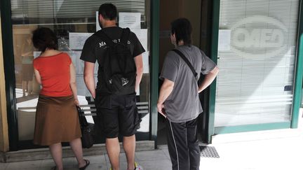 Devant une agence pour l'emploi en Gr&egrave;ce, le 22 mai 2012. (LOUISA GOULIAMAKI / AFP)