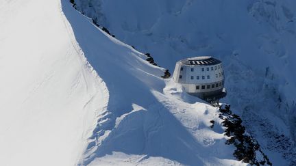 Le Refuge du Goûter dans les Alpes avait été fermé par le maire de Saint-Gervais (Haute-Savoie) durant l'été 2022 à cause des risques de pierres dues aux fortes chaleurs. (GREG YETCHMENIZA / MAXPPP)