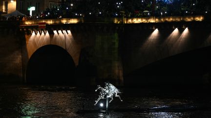 La traversée de Paris par cette cavalière et son cheval d'argent a été l'une des plus belles surprises de la cérémonie d'ouverture des JO de Paris 204, le 26 juillet 2024. (PATRICIA DE MELO MOREIRA / AFP)