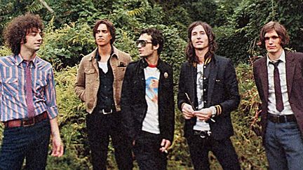 The Strokes en 2011 (de gauche à droite, Albert Hammond Jr, Julian Casablancas, Fab Moretti, Nick Valensi et Nikolaï Fraiture)
 (RCA)