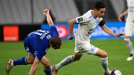 Florian Thauvin (Olympique de Marseille) face à Dimitri Liénard (Strasbourg). (CHRISTOPHE SIMON / AFP)