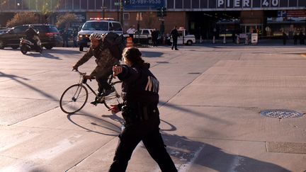 Peu après 15h, heure locale, une camionnette fonce sur des cyclistes et des passants à New York. Très vite, la police sécurise les lieux. (ANDY KISS / AFP)