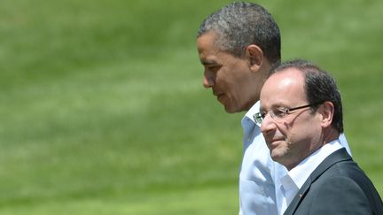 Le pr&eacute;sident fran&ccedil;ais (&agrave; droite) Fran&ccedil;ois Hollande et son homologue am&eacute;ricain, Barack Obama, lors du sommet du G8 &agrave; Camp David (Etats-Unis) le 19 mai 2012. (MANDEL NGAN / AFP)