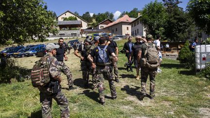 Des gendarmes et des volontaires se préparent pour partir en battue, le 10 juillet 2023, à la recherche du petit Emile, enfant de 2 ans et demi, au Vernet (Alpes-de-Haute-Provence). (THIBAUT DURAND / HANS LUCAS / AFP)