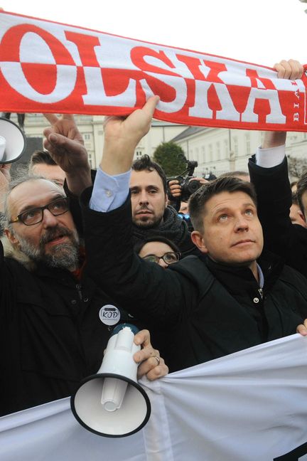 Mateusz Kijowski, un mégaphone à la main, brandit une écharpe "Pologne" lors d'une manifestation à Varsovie, le 12 décembre 2015. (MARCIN WZIONTEK / REX SHU / SIPA) (MARCIN WZIONTEK / REX SHU / SIPA)