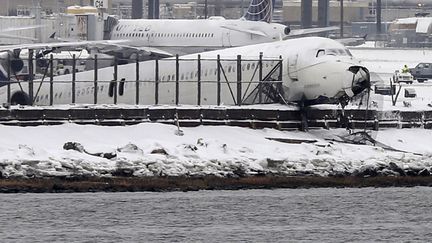 Le vol Delta 1086, avec 125 passagers et 5 membres d'&eacute;quipage &agrave; bord a&nbsp;d&eacute;rap&eacute; et est sorti de la piste, jeudi 5 mars 2015, &agrave; l'a&eacute;roport LaGuardia de New York (MIKE SEGAR / REUTERS)