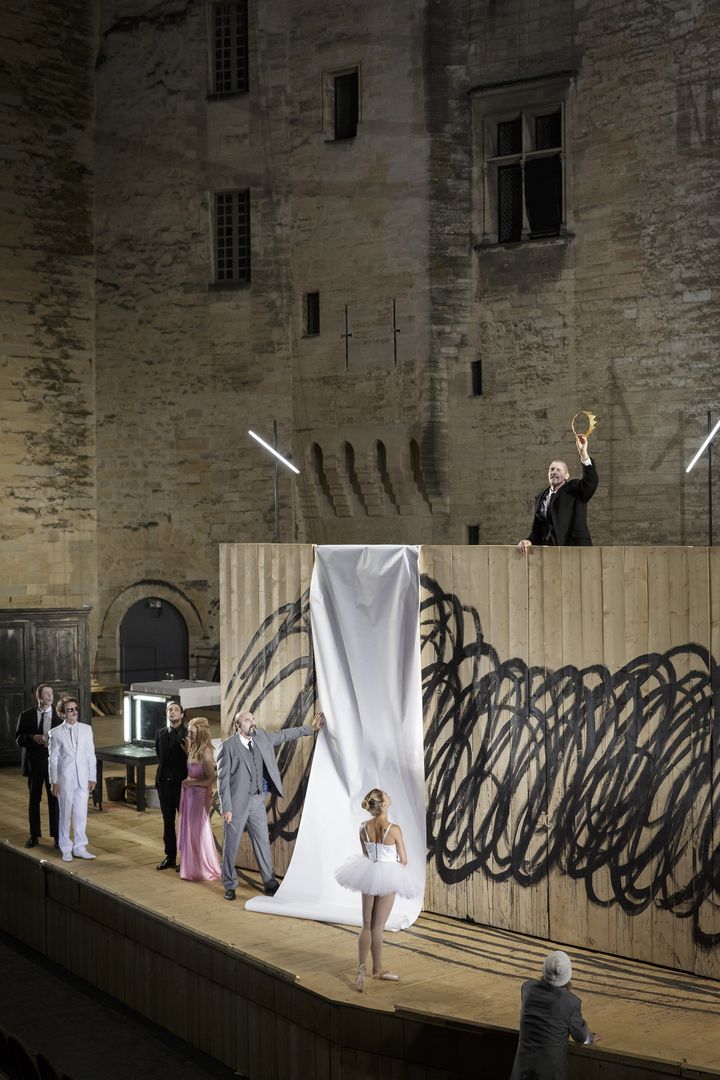 Le Roi Lear dans la cour d'honneur du Palais des Papes
 (Christophe Raynaud de Lage / Festival d&#039;Avignon)