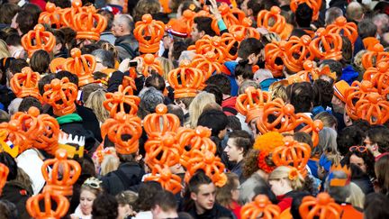 Une foule s'est rassembl&eacute;e devant le palais royal, place du Dam, &agrave; Amsterdam, pour assister au couronnement du prince Willem-Alexander, le 30 avril 2013.&nbsp; (MAXPPP)