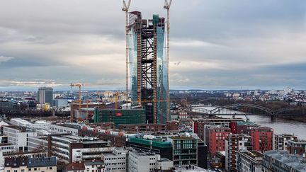 abritent la majorité des bureaux et des salles de réunion. Dans les étages supérieurs, se trouvent la grande salle du conseil et les bureaux des membres des organes de décision de la BCE. Les trois derniers étages sont réservés à la technique.
 
 (European Central Bank/Robert Metsch  )