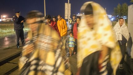 Des migrants arrivent en Autriche via le village de&nbsp;Nickelsdorf, le 5 septembre 2015. (JOE KLAMAR / AFP)