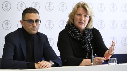 La présidente du CNOSF Brigitte Henriques en compagnie de son avocat Arash Derambarsh lors d'une conférence de presse, le 4 avril 2023. (AFP)