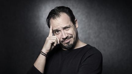 Le comédien-scénariste-réalisteur (entre autres) Alexandre Astier pose lors d'une séance photo lors du Festival d'Angoulême (Charente), le 28 janvier 2018. (JOEL SAGET / AFP)