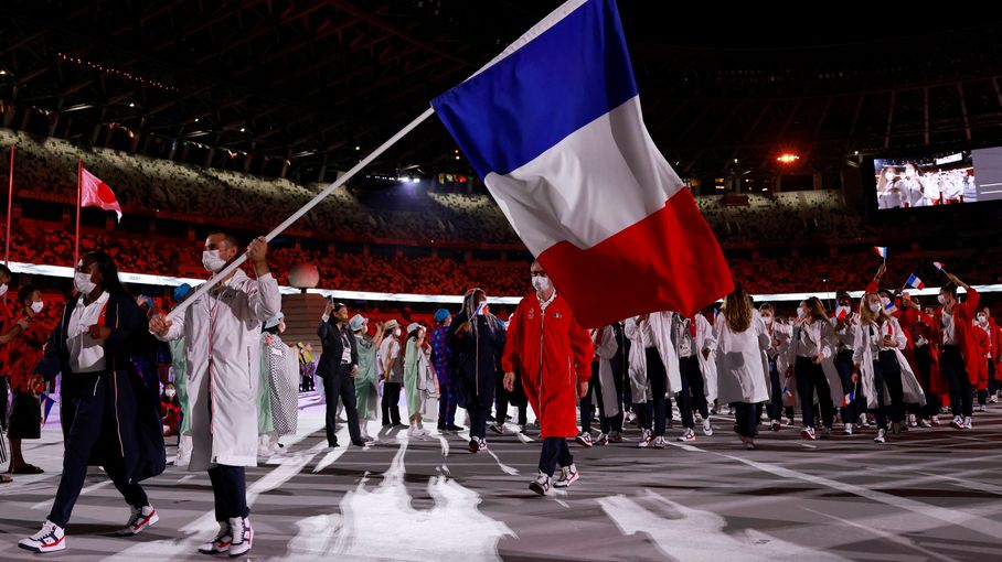 VIDEO. JO 2021 deux portedrapeaux, un salto... L'entrée en fanfare