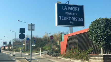 Après les attentats commis à Bruxelles (Belgique), un publicitaire de La Seyne-sur-Mer a utilisé un espace pour afficher ses opinions en grand, jeudi 24 mars 2016. (MACI)