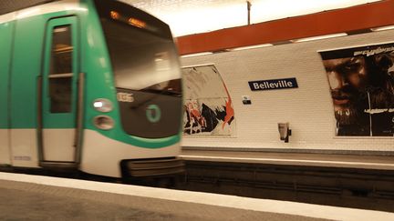 Un métro à la station Belleville, à Paris, le 23 janiver 2024. (MOHAMAD SALAHELDIN ABDELG ALSAYE / ANADOLU / AFP)