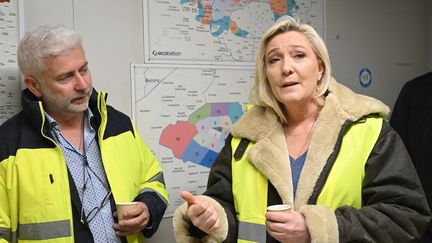 Marine Le Pen en&nbsp;déplacement dans une PME de Gennevilliers dans les Hauts-de-Seine, le 13 avril 2022. (EMMANUEL DUNAND / AFP)