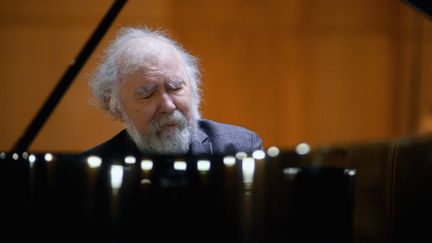 Le pianiste roumain Radu Lupu se produit lors d'un concert solo pour Musica Insieme à l'Auditorium Manzoni, le 16 janvier 2017 à Bologne, en Italie. (ROBERTO SERRA - IGUANA PRESS / REDFERNS)