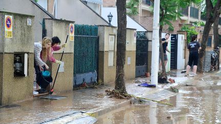 Des habitants nettoient leur maison dans une zone inondée à Picanya, près de Valence, dans l'est de l'Espagne, le 30 octobre 2024. (JOSE JORDAN / AFP)