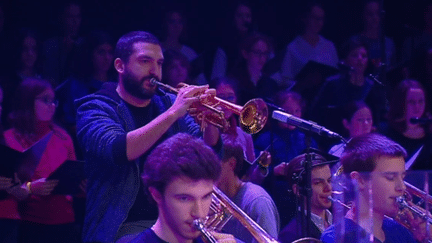 Ibrahim Maalouf en répétition à la Seine Musicale avec 200 jeunes musiciens et chanteurs
 (France 3 / Culturebox)