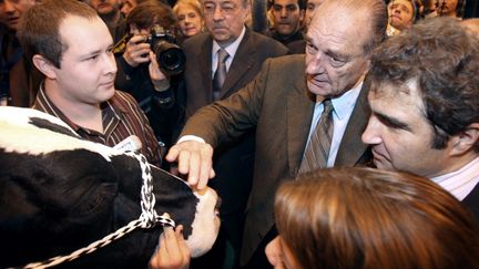 L'ancien chef de l'Etat Jacques Chirac, en d&eacute;placement au Salon de l'agriculture, &agrave; Paris, le 24 f&eacute;vrier 2009. (PATRICK KOVARIK / AFP)