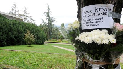 Un bouquet de fleurs d&eacute;pos&eacute; sur les lieux de la mort de Kevin et Sofiane,&nbsp;le 30 septembre 2012 &agrave; Echirolles (Is&egrave;re). (JEAN-PIERRE CLATOT / AFP)