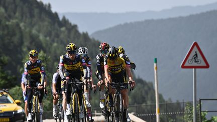 Les cyclistes de l'équipe Jumbo-Visma,&nbsp;lors de la journée de repos le 12 juillet 2021. (DAVID STOCKMAN / BELGA MAG / AFP)