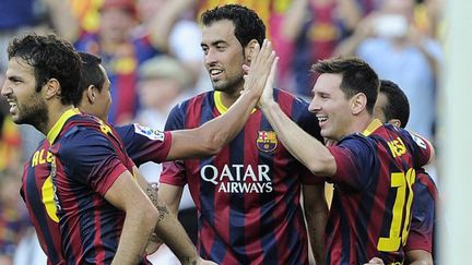 Lionel Messi, félicité par ses coéquipiers, a fait beaucoup de mal à la défense de Levante. (JOSEP LAGO / AFP)