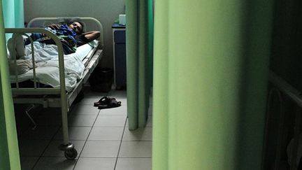 Un malade à l’hôpital de Tegucigalpa, la capitale hondurienne.
 
Une forte fièvre, des migraines, des éruptions cutanées et des écoulements de sang sont souvent les symptômes de la maladie. La plupart du temps, les personnes infectées guérissent en une dizaine de jours. (AFP PHOTO /Orlando SIERRA)