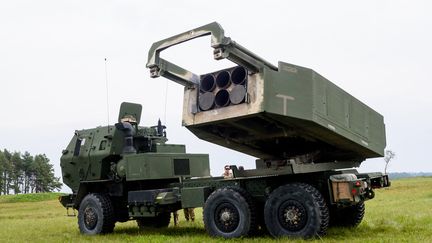 Un lance-roquettes Himars pendant un exercice militaire en Lettonie, le 26 septembre 2022. (GINTS IVUSKANS / AFP)
